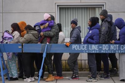 Image of Migrants waiting in line